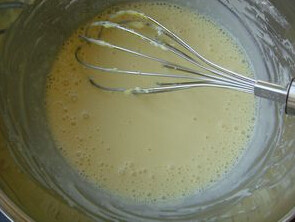 柠檬芝士蛋糕 ,逐个加入4个蛋黄、牛奶、1茶匙柠檬汁搅拌均匀