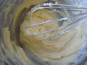 柠檬芝士蛋糕 ,奶油奶酪加细砂糖30克隔60度温水搅打至顺滑无颗粒