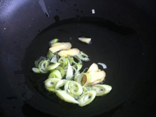 酸菜炖大骨头,如图，冷锅热油，放入葱姜爆香。
