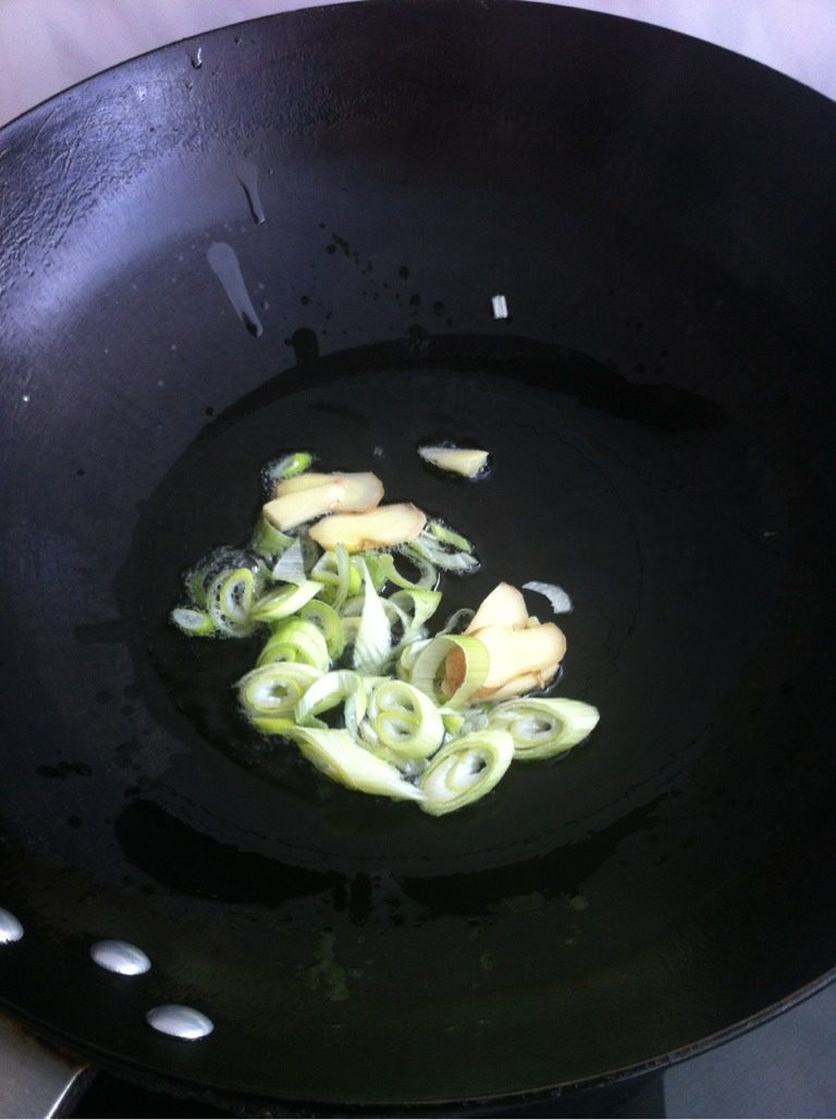 酸菜炖大骨头,如图，冷锅热油，放入葱姜爆香。
