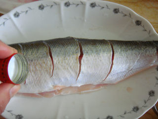 清蒸白水鱼,两面均匀抹上盐和高度白酒