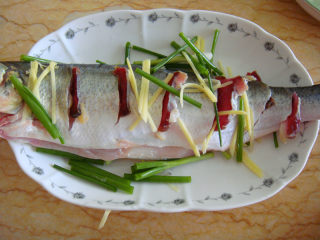 清蒸白水鱼,火腿片插在刀切的开口处后腌制4小时