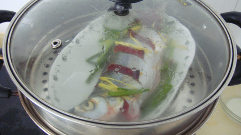 清蒸白水鱼,之后锅内烧水水烧开后放入鱼大火8分钟后熄火加盖焖2分钟端出，去掉鱼背上葱断，加入切成细丝的青椒和鲜酱油