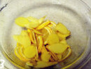 柠檬姜茶饮,柠檬，切片，置入干净的盆中，生姜切片，与柠檬片混合