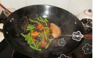 西红柿黑木耳炒豇豆,倒入少许清水，盖上盖子，用中火焖4分钟左右