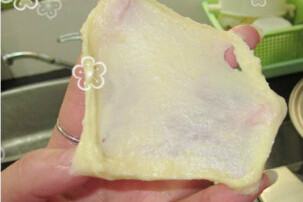 蛋黄蔓越梅吐司,将所有材料除黄油以外放在一起，打至面筋扩展，表面光滑。