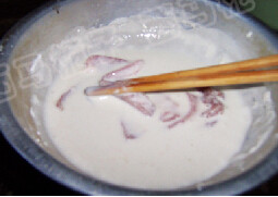 糖醋猪柳,淀粉和面粉勾兑成浓稠的面糊，把腌制好的猪柳均匀沾满面糊