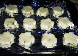 葡萄干司康,用模具压成形状，码放在铺好烘焙纸的烤盘上