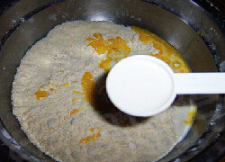 葡萄干司康,用手搓成软小颗粒，加入蛋液，牛奶，搅拌均匀。