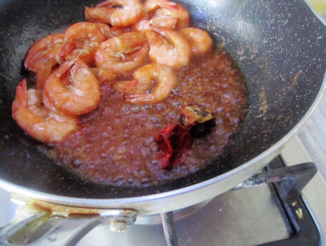 干烧基围虾,将虾推至锅边，放入红干椒煎出香味后，加入葱姜蒜末