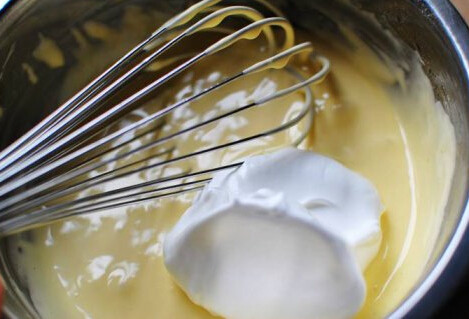 美奶滋红薯甜心蛋糕,打发好的蛋白，分3次加入到蛋黄面糊中