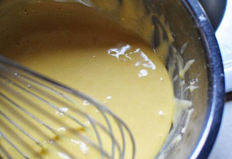 美奶滋红薯甜心蛋糕,再加入牛奶20ml、继续用手动打蛋器搅打均匀，加入低筋面粉，搅打均匀