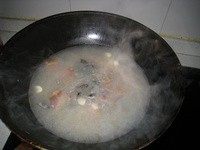 金华火腿上汤野蕨菜,加入开水大火煮开几分钟，使之成为高汤，汤色奶白
