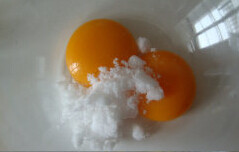 朗姆葡萄戚风卷,蛋黄加入12克细砂糖，用打蛋器轻轻打散