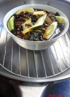 花椒扣肉,小火蒸足2小时，拣去碗上面的葱姜，用漏勺控净水，备用