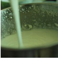 酸奶雪糕,将酸奶倒入步骤1用手动打蛋器充分搅拌均匀