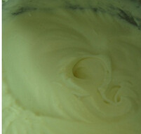 酸奶雪糕,将白糖和淡奶油进行充分打发