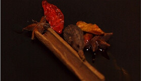 香辣牛腩,热锅下油，中火爆香草果、八角、干辣椒和桂皮