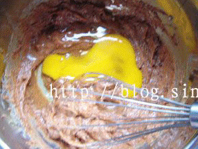 香蕉巧克力豆马芬 ,黄油用打蛋器打软后，加入红糖打发，分次加入蛋液，搅拌均匀