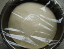 奶油小餐包,将揉好的面团放在室温下发酵至2倍大