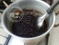 红豆酒酿西米露,放置几个小时至红豆涨发，取出放小锅煮至汤汁收浓。即可