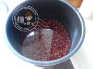 红豆酒酿西米露,红豆洗净过放在高压锅里。加水没过一寸