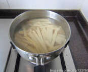 香辣豆腐皮,豆腐皮切条，入沸水中汆烫1、2分钟，捞出沥干水分