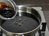 花椒乌骨鸡,原锅内加入4大勺酱油，烧开后加入蚝油，搅拌均匀，再次烧开，浇在鸡肉上即可