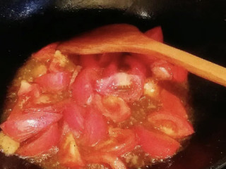 金针菇番茄汤,加入西红柿翻炒。