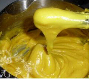 奶油泡芙,将面糊冷却至不烫手，将鸡蛋液分次少量加入搅拌至挑起面糊，呈下角状不会滑落
