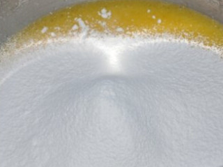 浪漫蛋糕,.蛋黄加入水、油、盐、过筛的低粉、混合搅拌