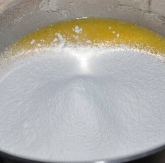 浪漫蛋糕,.蛋黄加入水、油、盐、过筛的低粉、混合搅拌