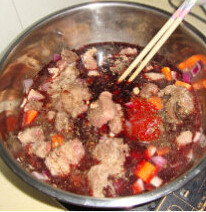 红酒炖牛肉,一起倒入高压锅，压制25分钟后连汤倒出来
