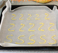 天鹅泡芙,将面糊装入裱花袋中，剪一个小口，挤出一个“2”或者是“S”的形状，入烤箱烤箱中层，180度，7分钟左右