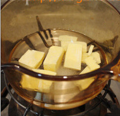 天鹅泡芙,泡芙：将黄油、水、盐和糖倒锅里，中火加热至黄油融化沸腾