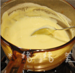 天鹅泡芙,将混合好的蛋奶液倒在锅里，先用中火加热至越来越稠，调小火，加热搅拌至蛋乳泥成顺滑状态，放至室温后入冰箱冷藏备用。