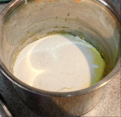 天鹅泡芙,白砂糖75克加在蛋黄里，打发至发白的状态，倒入低粉，拌均