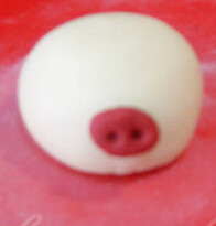 豆浆猪猪包,同样的方法，做好猪猪的耳朵和眼睛，可爱的小猪就完成了。