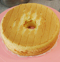 可儿娃娃蛋糕 ,烤好的蛋糕倒扣在烤架上晾凉，烤好三个蛋糕，将蛋糕中间挖出一个洞，便于放娃娃