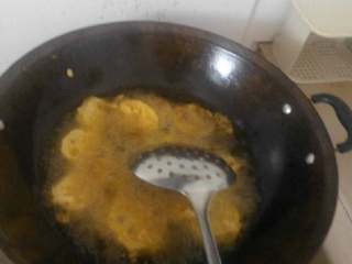 藕饼,放油锅炸到两面金黄，捞出