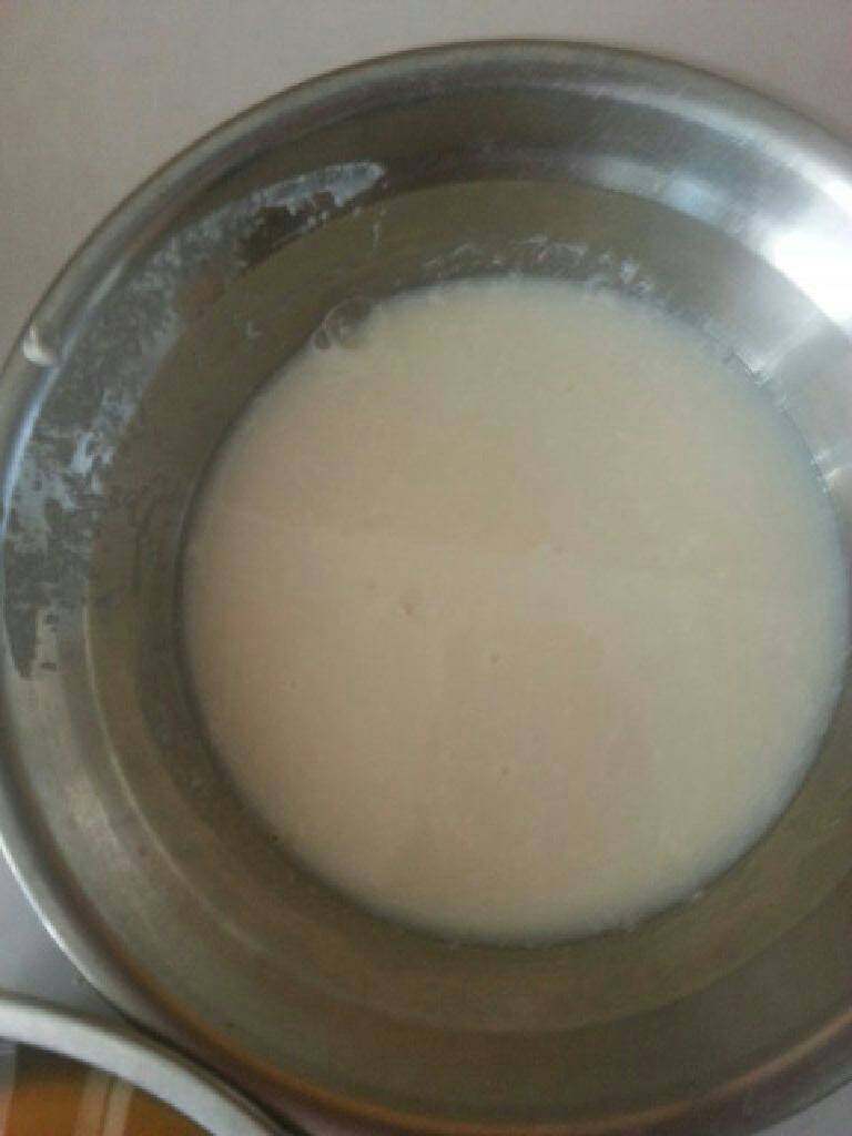 千层马蹄糕,椰汁、炼奶各倒一半在碟上搅均匀备用变椰酱。