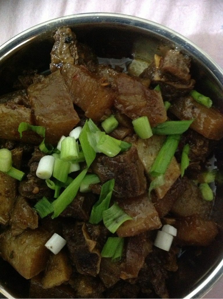 牦牛肉炖萝卜,牛肉和调料炒到三分熟，再入萝卜小火炖熟。最后加入小葱起锅。