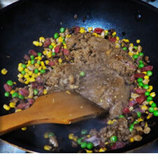 水晶糯米烧卖,入豌豆和玉米粒，最后加入打散的粽子，所有材料翻炒均匀