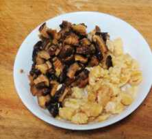 水晶糯米烧卖,香菇和海米用热水泡发后切成小丁，泡香菇的水不要倒掉，留用