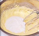 草莓奶酪派,分次加入鸡蛋打均，把酸奶分次倒入，每一次要打匀了再加