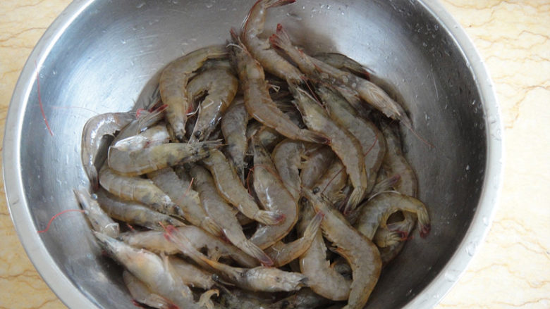 油爆虾,活虾用流动水洗净后剪去虾须