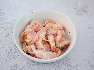 姜葱冬菇蒸滑鸡,把鸡腿肉放入可以上锅蒸的容器中