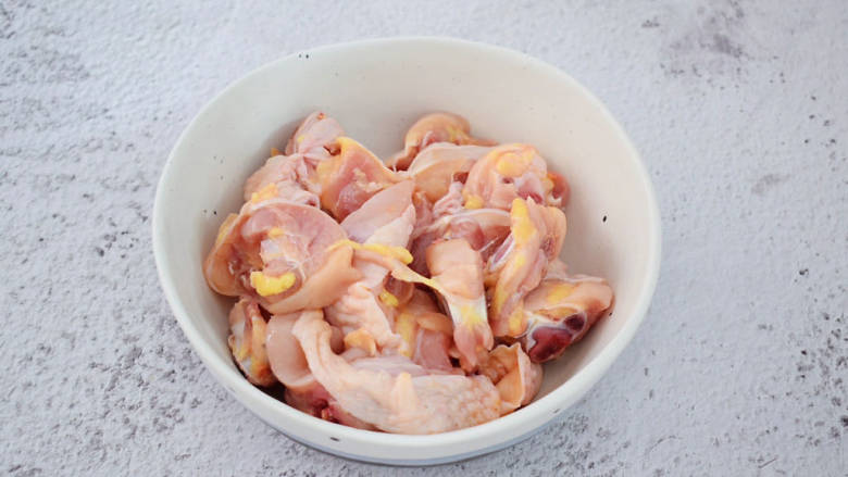 姜葱冬菇蒸滑鸡,把鸡腿肉放入可以上锅蒸的容器中