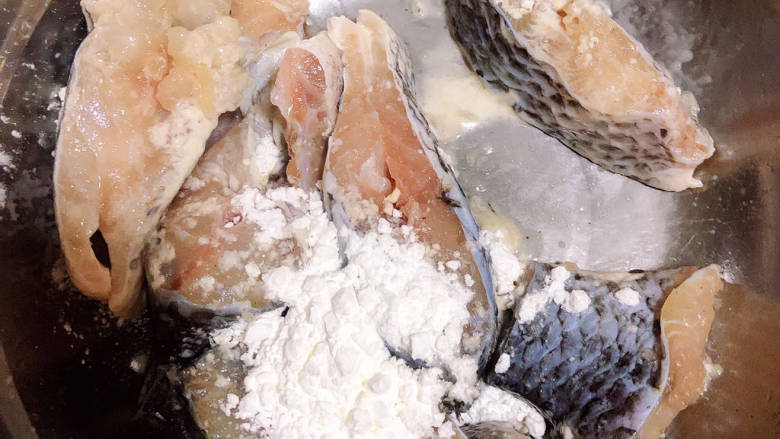 红烧草鱼块,倒掉腌出的水分，撒上淀粉，裹在鱼块上。