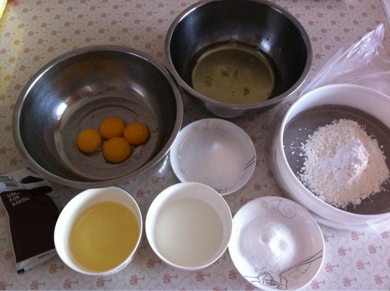 波点戚风蛋糕卷,如图，先准备好各种食材。蛋黄和蛋白分别放到无油无水的容器内。